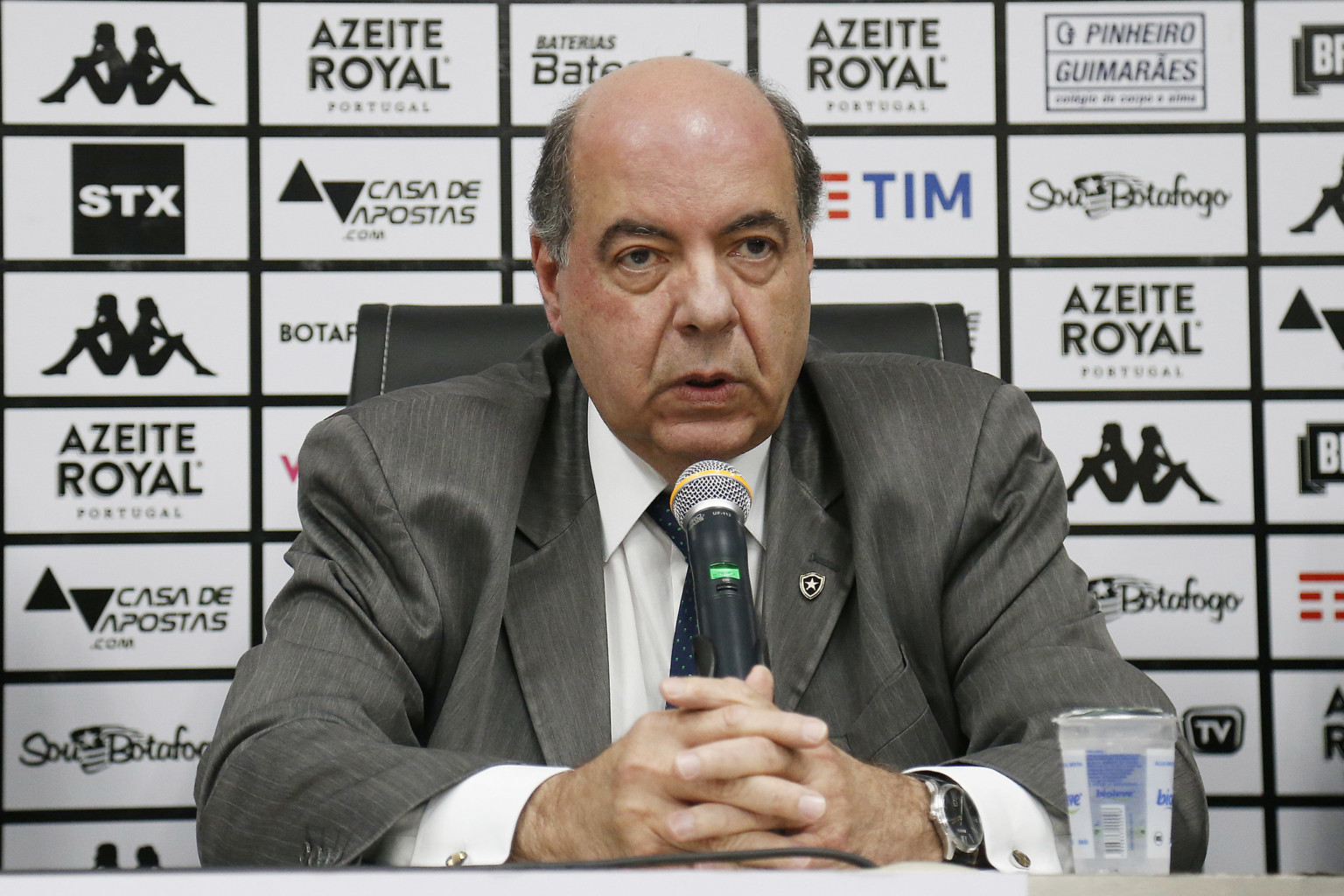 Botafogo quita folha salarial de março com o elenco; Dois meses seguem