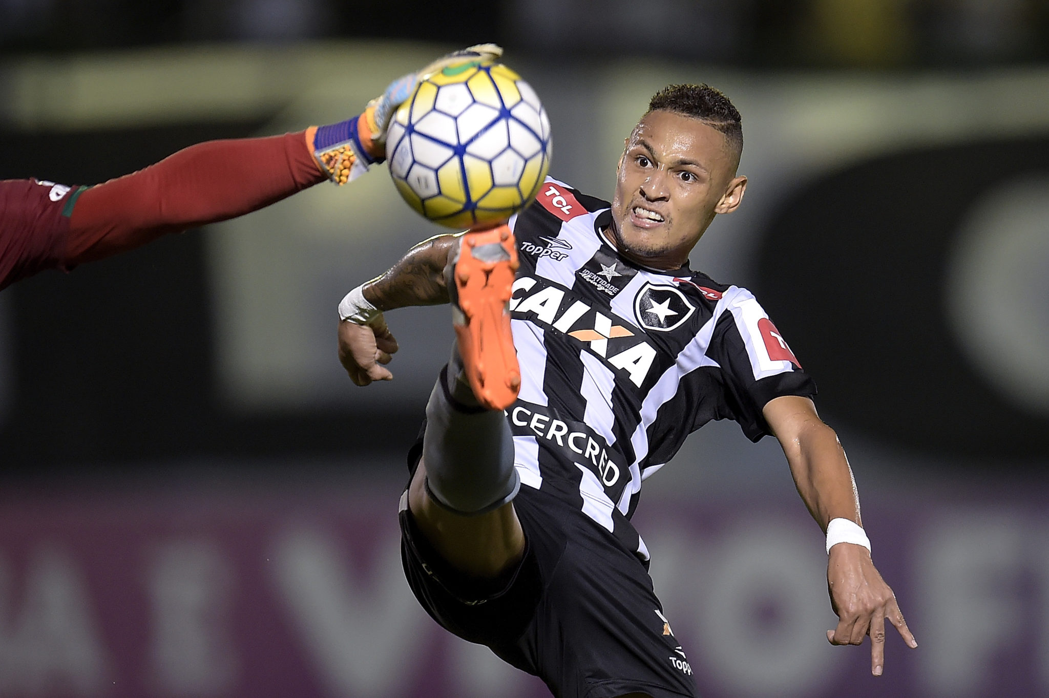 RIO DE JANEIRO, BRAZIL - NOVEMBER 16: Neilton of Botafogo battles for the ball with Danilo of Chapecoense during the match between Botafogo and Chapecoense as part of Brasileirao Series A 2016 at Luso Brasileiro stadium on November 16, 2016 in Rio de Janeiro, Brazil. (Photo by Alexandre Loureiro/Getty Images)