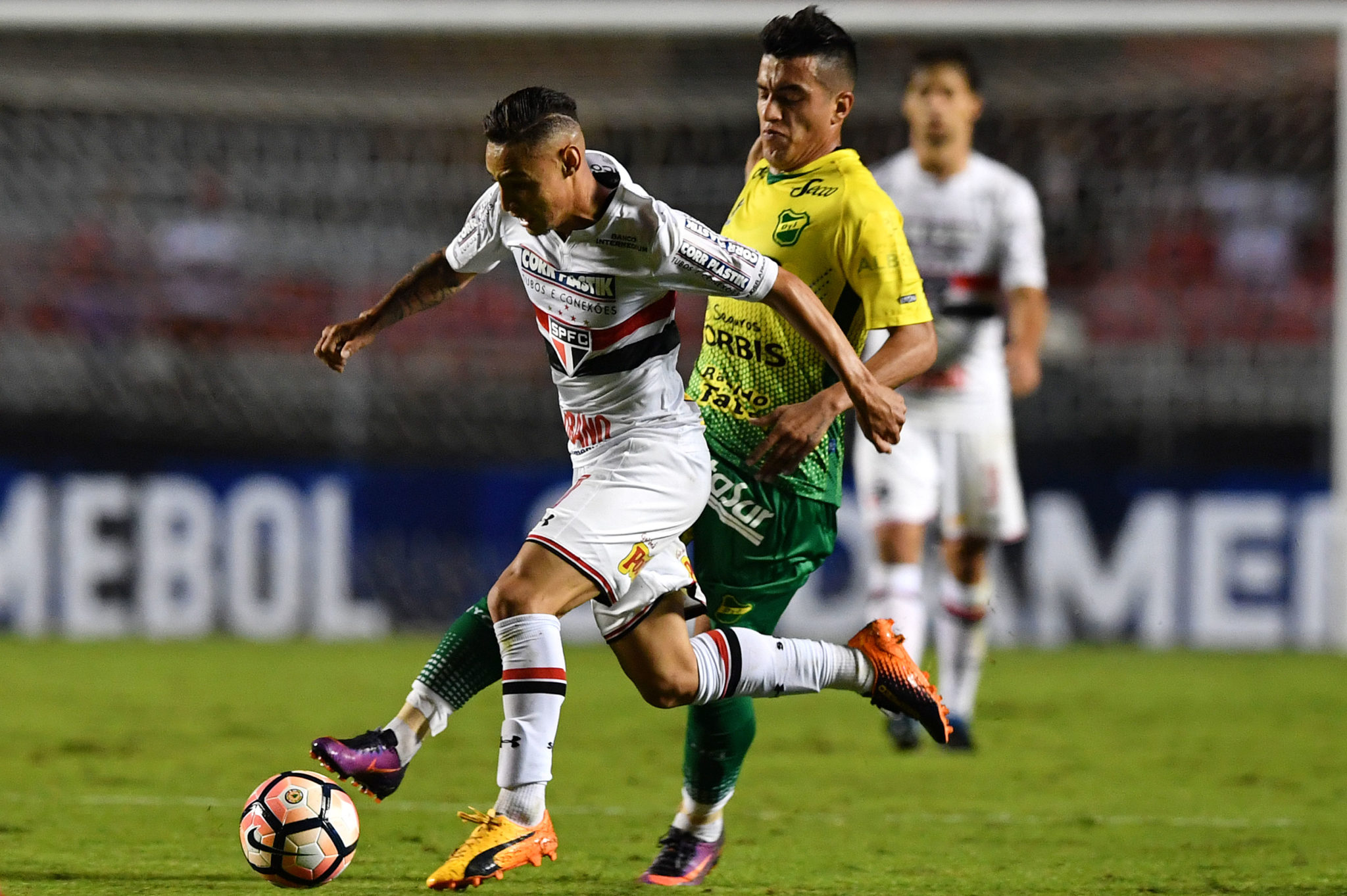 Neilton (L) of Brazils Sao Paulo vies for the ball with Leonel Miranda (R) of Argentina's Defensa y Justicia during their 2017 Copa Sudamericana football match held at Morumbi stadium, in Sao Paulo, Brazil on May 11, 2017. / AFP PHOTO / NELSON ALMEIDA        (Photo credit should read NELSON ALMEIDA/AFP via Getty Images)