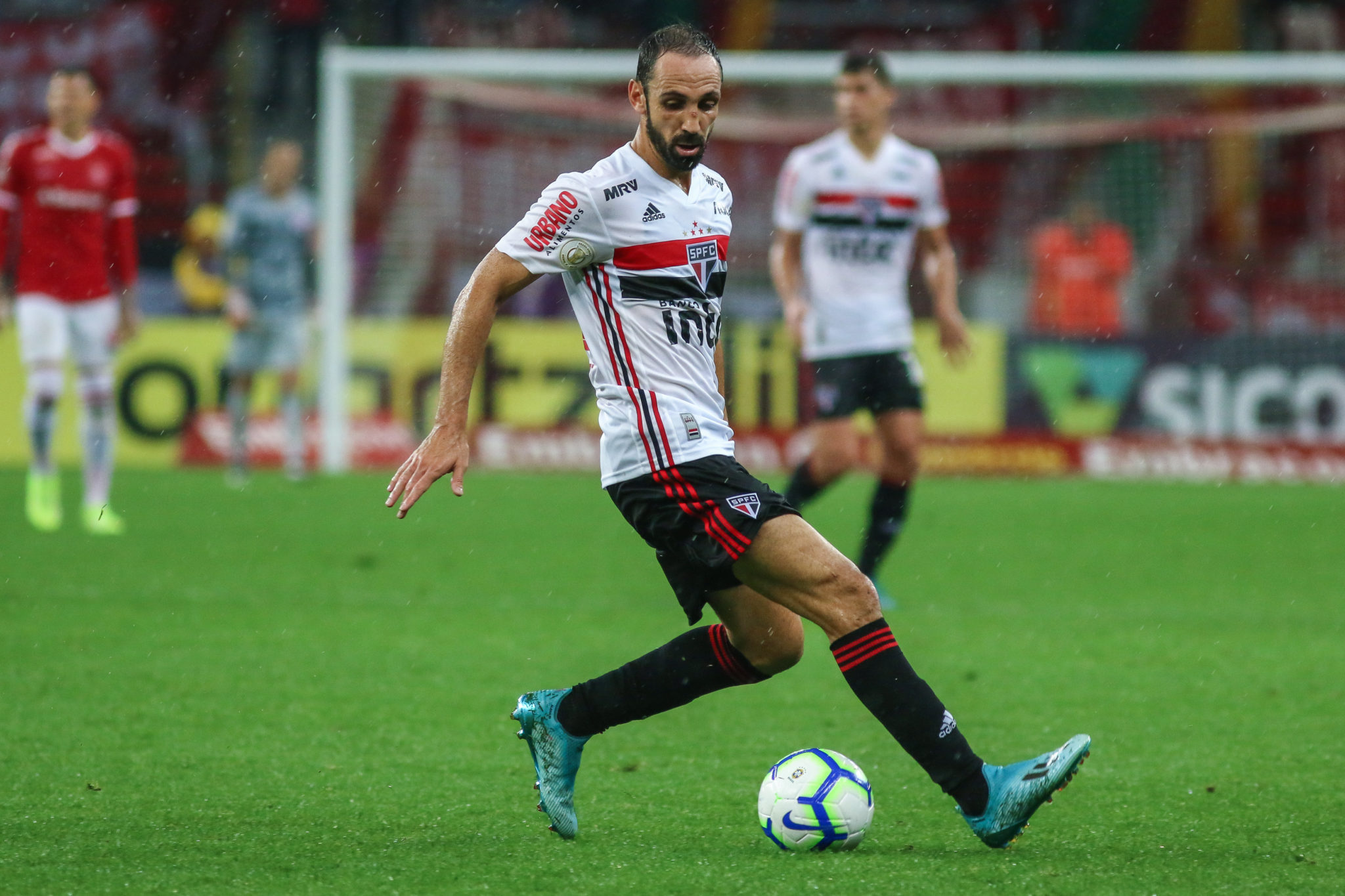 PORTO ALEGRE, BRAZIL - SEPTEMBER 07: Juanfran of Sao Paulo drives the ball during the match Internacional v Sao Paulo as part of Brasileirao Series A 2019, at Beira-Rio Stadium on September 7, 2019 in Porto Alegre, Brazil. (Photo by Lucas Uebel/Getty Images)