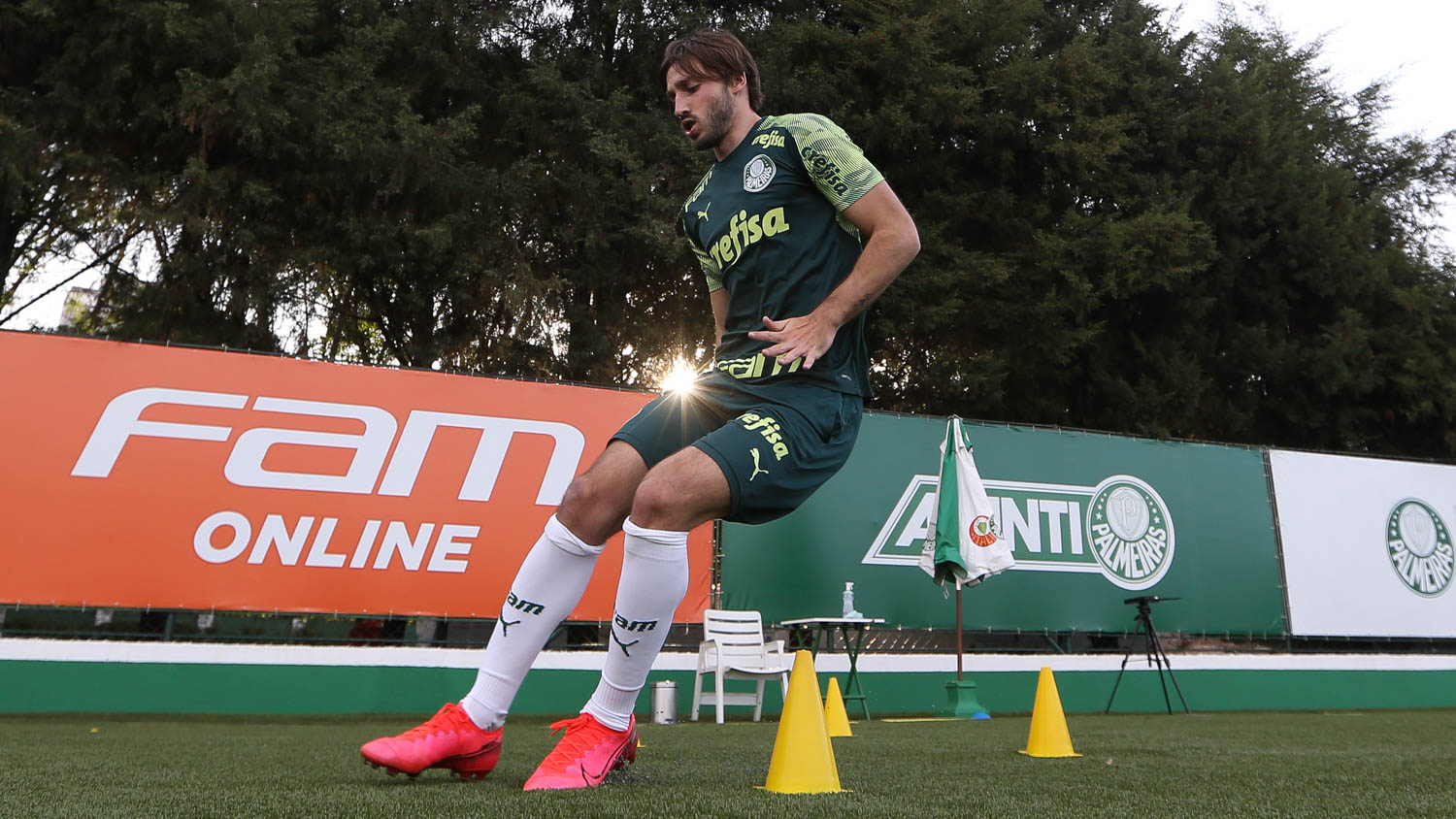 O jogador Matías Viña, da SE Palmeiras, durante avaliação física, na Academia de Futebol (Foto: Cesar Greco)