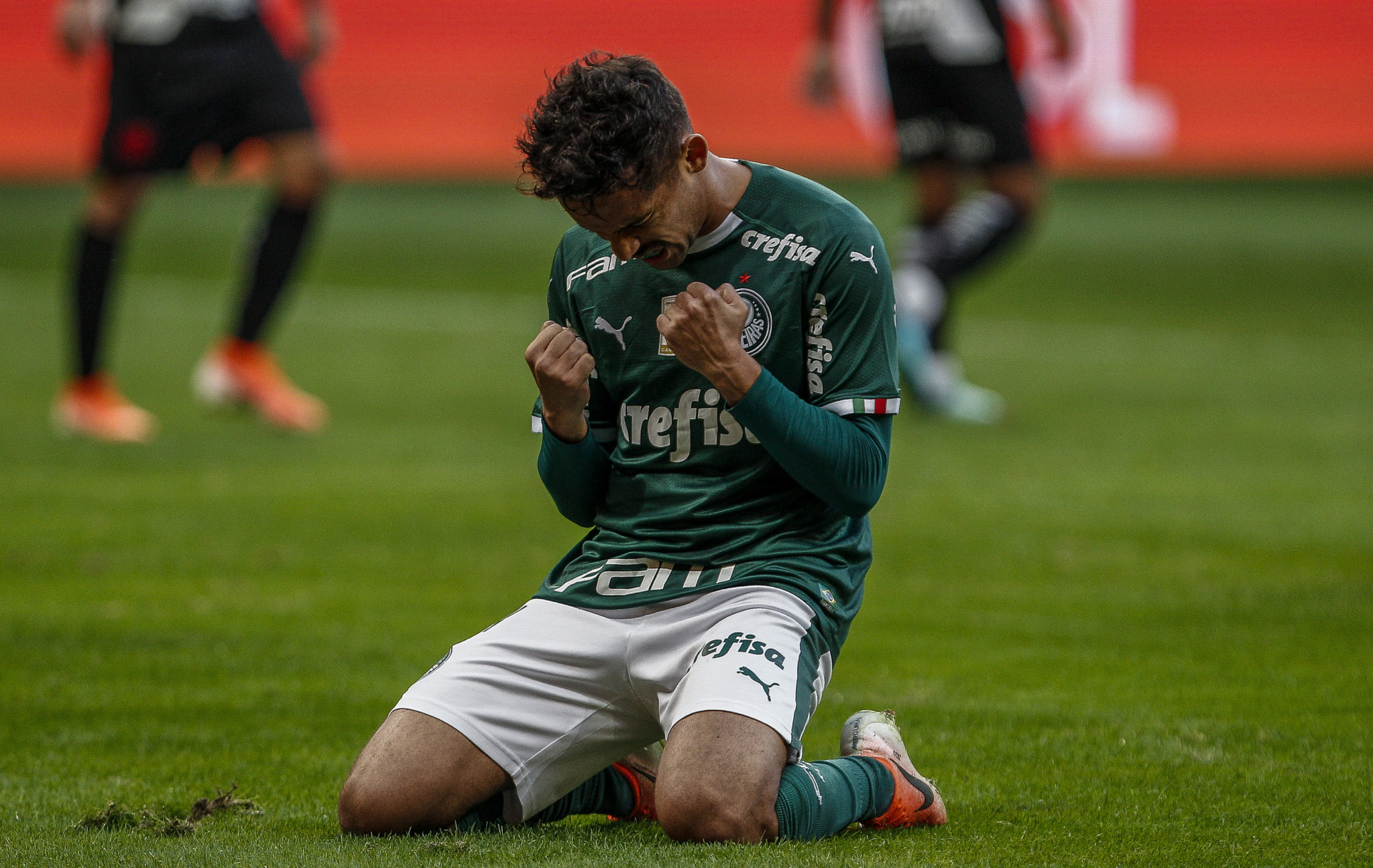 SAO PAULO, BRAZIL - JULY 27: Gustavo Scarpa of Palmeiras celebrates after scoring the first goal of his team during a match between Palmeiras and Vasco for the Brasileirao Series A 2019 at Allianz Parque on July 27, 2019 in Sao Paulo, Brazil. (Photo by Miguel Schincariol/Getty Images)