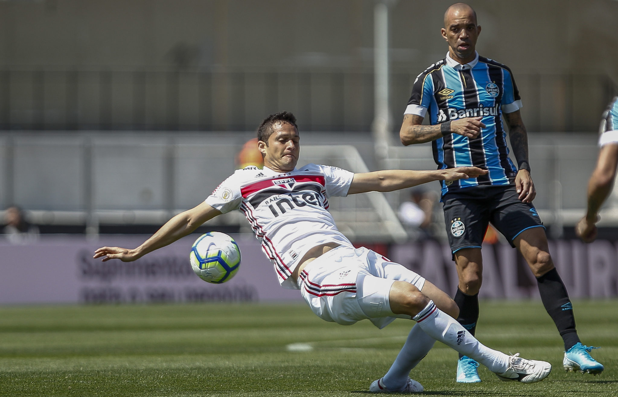 SAO PAULO, BRAZIL - AUGUST 31: Anderson Martins (L) of Sao Paulo vies the ball with Diego Tardelli of Gremio during a match between Sao Paulo and Gremio for the Brasileirao Series A 2019 at Morumbi Stadium on August 31, 2019 in Sao Paulo, Brazil. (Photo by Miguel Schincariol/Getty Images)