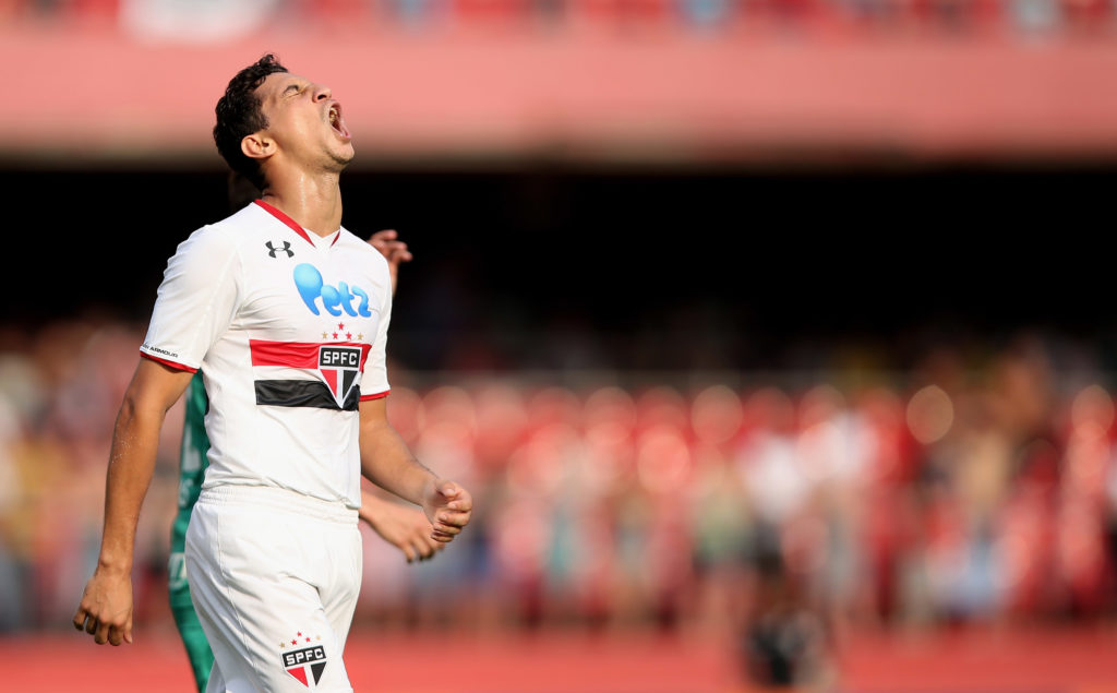 SAO PAULO, BRAZIL - SEPTEMBER 27:  Paulo Henrique Ganso of Sao Paulo reacts during the match between Sao Paulo and Palmeiras for the Brazilian Series A 2015 at Estadio do Morumbi on September 27, 2015 in Sao Paulo, Brazil.  (Photo by Friedemann Vogel/Getty Images)