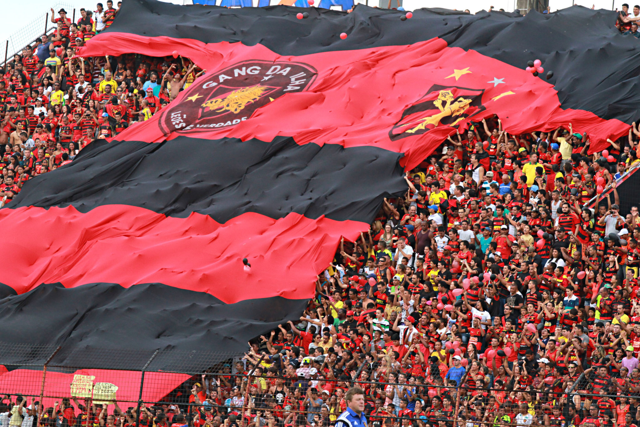 RECIFE, BRAZIL - NOVEMBER 2: Fans of Sport Recife cheer before a match between Sport Recife and Figueirense as part of Brasileirao Series A 2014 at Ilha do Retiro  Stadium on November 2, 2014 in Recife, Brazil. (Photo by Renato Spencer/Getty Images)