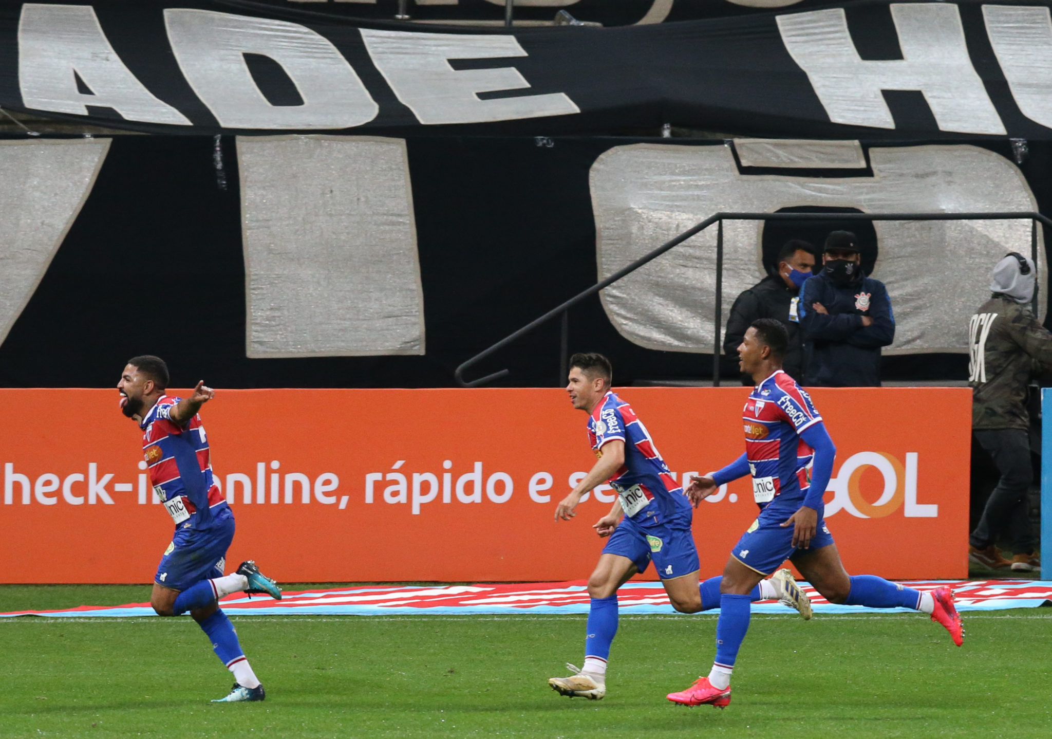 SAO PAULO, BRAZIL - AUGUST 26: Romarinho (L) of Fortaleza celebrates with his teammates after scoring the first goal of his team during the match against Corinthians as part of the 2020 Brasileirao Series A at Arena Corinthians on August 26, 2020 in Sao Paulo, Brazil. (Photo by Alexandre Schneider/Getty Images) (Photo by Alexandre Schneider/Getty Images)