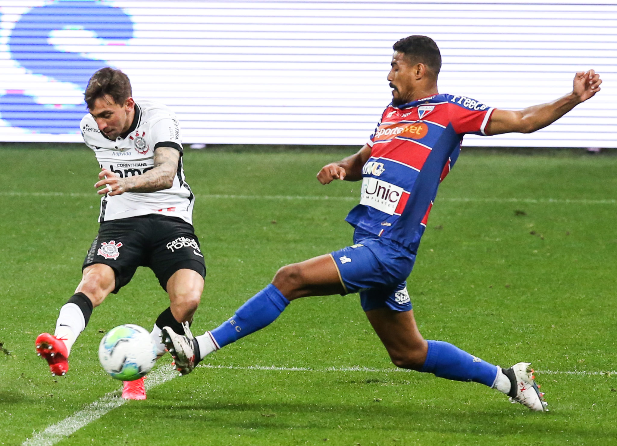 SAO PAULO, BRAZIL - AUGUST 26: (L-R) Boselli of Corinthians and Jackson of Fortaleza compete for the ball during the match as part of the 2020 Brasileirao Series A at Arena Corinthians on August 26, 2020 in Sao Paulo, Brazil. (Photo by Alexandre Schneider/Getty Images)