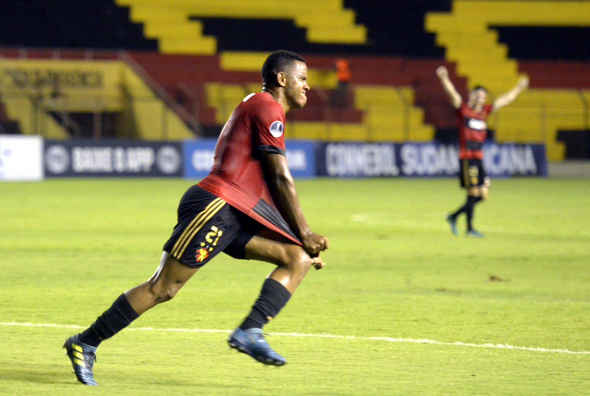 Brazil's Sport Recife Francisco Rithely celebrates after scoring against Brazil's Ponte Preta during the Copa Sudamericana football tournament match at Ilha do Retiro stadium in Recife, Brazil on September 13, 2017.  / AFP PHOTO / Leo Caldas        (Photo credit should read LEO CALDAS/AFP via Getty Images)