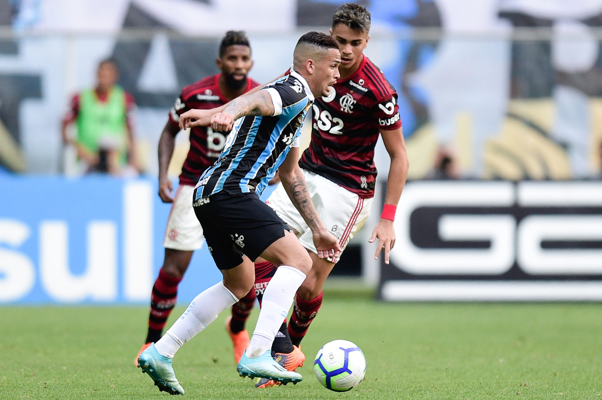 PORTO ALEGRE, BRAZIL - NOVEMBER 17: Luciano #18 of Gremio controls the ball during a match between Gremio and Flamengo as part of Brasileirao Series A 2019 at Arena do Gremio on November 17, 2019 in Porto Alegre, Brazil. (Photo by Juliana Flister/Getty Images)