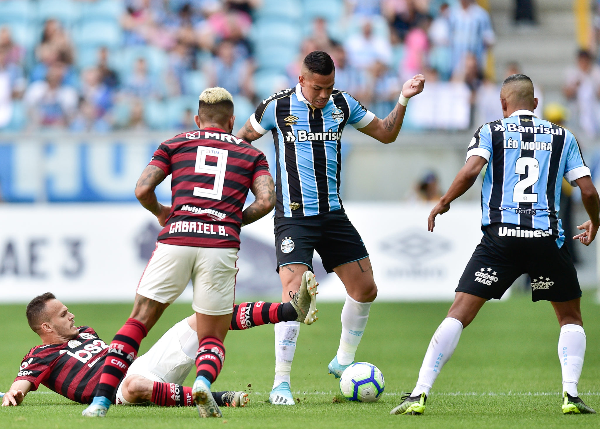 PORTO ALEGRE, BRAZIL - NOVEMBER 17: Luciano#18 and Leo Moura #2 of Gremio fight for the ball against Rene #6 and Gabriel #9 of Flamengo during a match between Gremio and Flamengo as part of Brasileirao Series A 2019 at Arena do Gremio on November 17, 2019 in Porto Alegre, Brazil. (Photo by Juliana Flister/Getty Images)