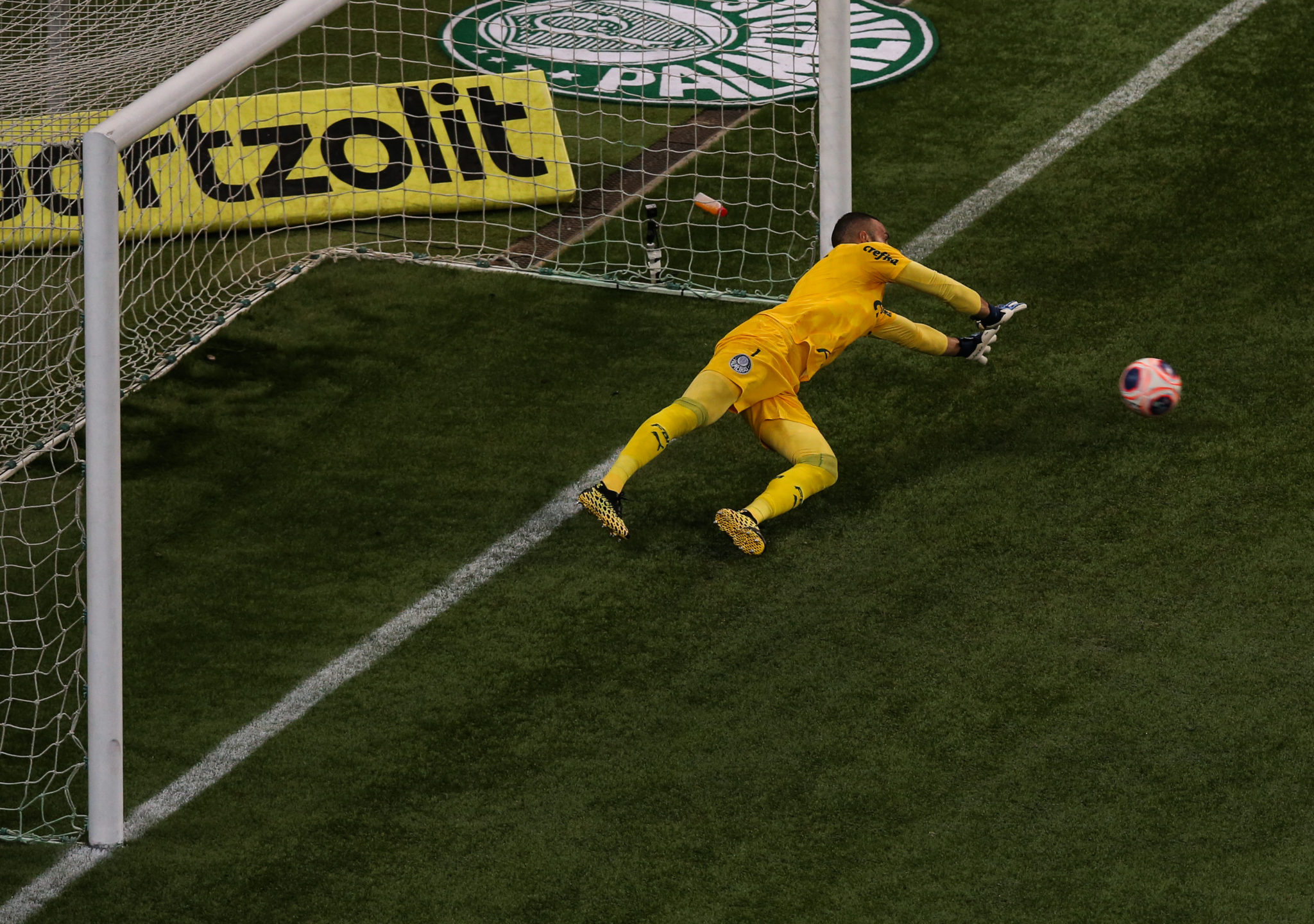 SAO PAULO, BRAZIL - AUGUST 08: Weverton of Palmeiras fails to make the save as Jo of Corinthians (not in frame) scores the first goal of his team during the match between Corinthians and Palmeiras as part of the State Championship Final at Arena Corinthians on August 8, 2020 in Sao Paulo, Brazil. The match is played behind closed doors and with precautionary measures against the spread of coronavirus (COVID-19). (Photo by Alexandre Schneider/Getty Images)