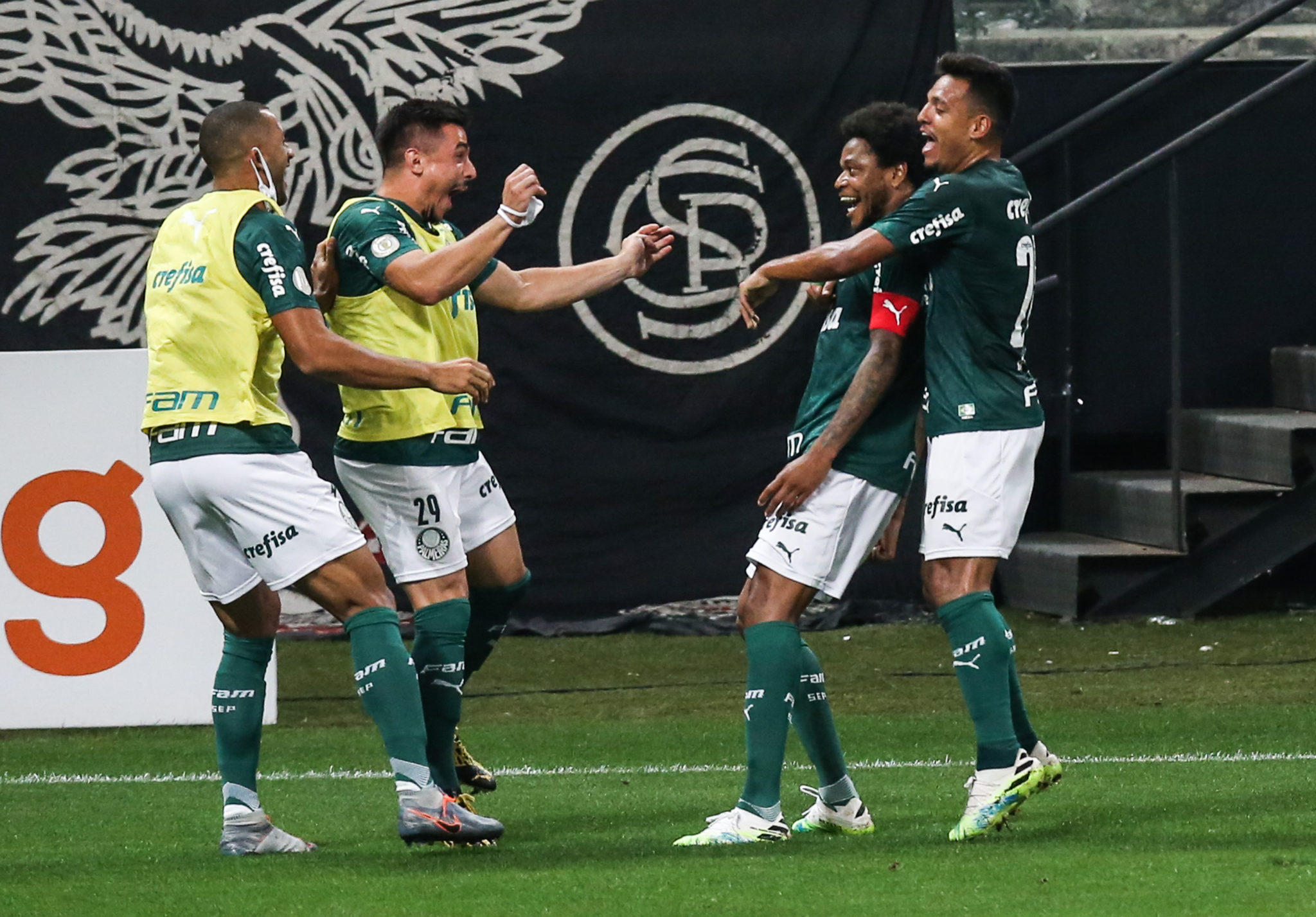 SAO PAULO, BRAZIL - SEPTEMBER 10: Luiz Adriano #10 of Palmeiras celebrates with his teammates after scoring the first goal of their team during the match against Corinthians as part of Brasileirao Series A at Neo Quimica Arena on September 10, 2020 in Sao Paulo, Brazil. The match is played behind closed doors and with precautionary measures against the spread of coronavirus (COVID-19). (Photo by Alexandre Schneider/Getty Images)