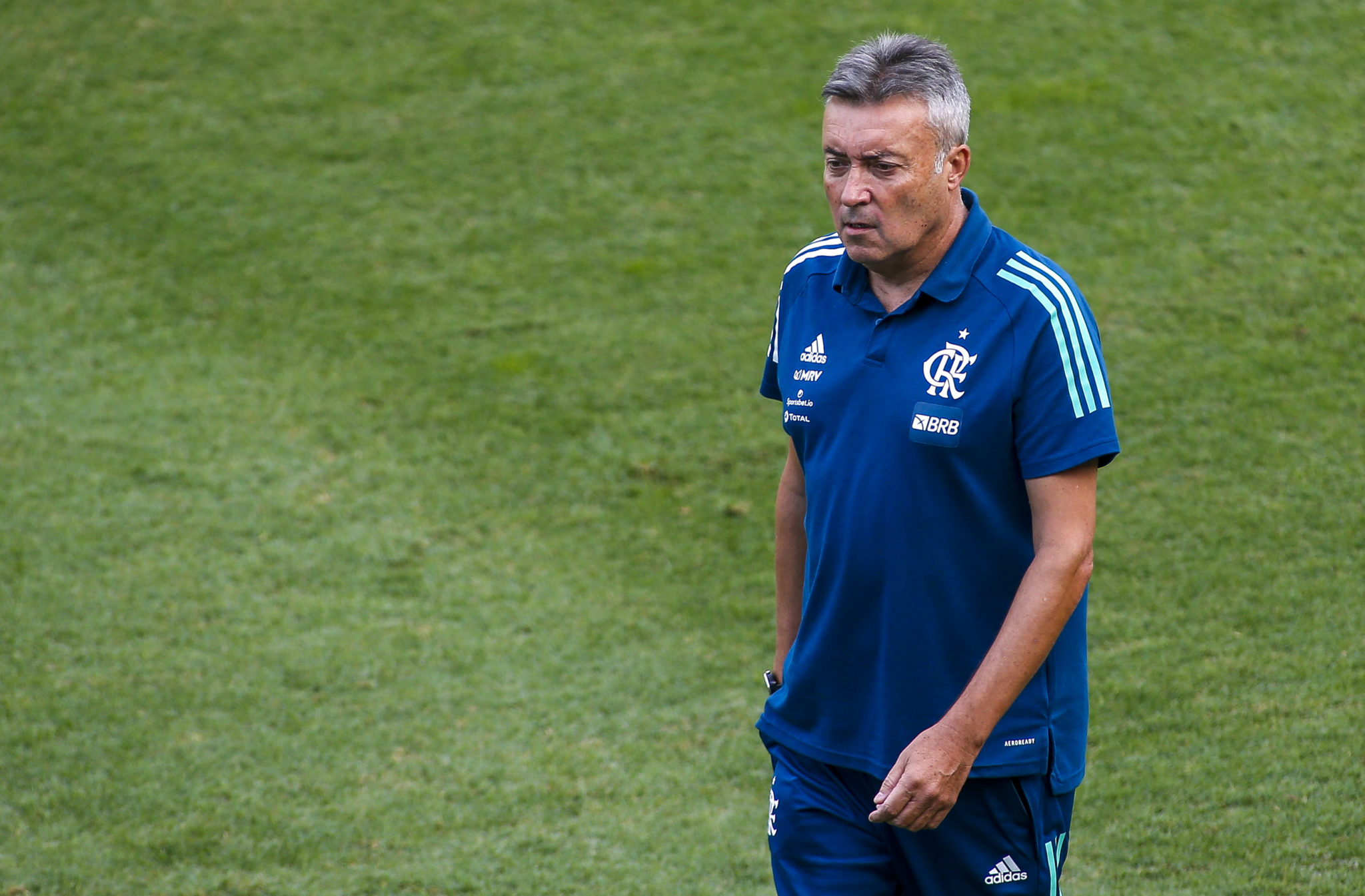 SANTOS, BRAZIL - AUGUST 30: Flamengo team coach Domenec Torrent looks on during a match between Santos and Flamengo as part of Brasileirao Series A 2020 at Vila Belmiro Stadium on August 30, 2020 in Santos, Brazil. (Photo by Miguel Schincariol/Getty Images)