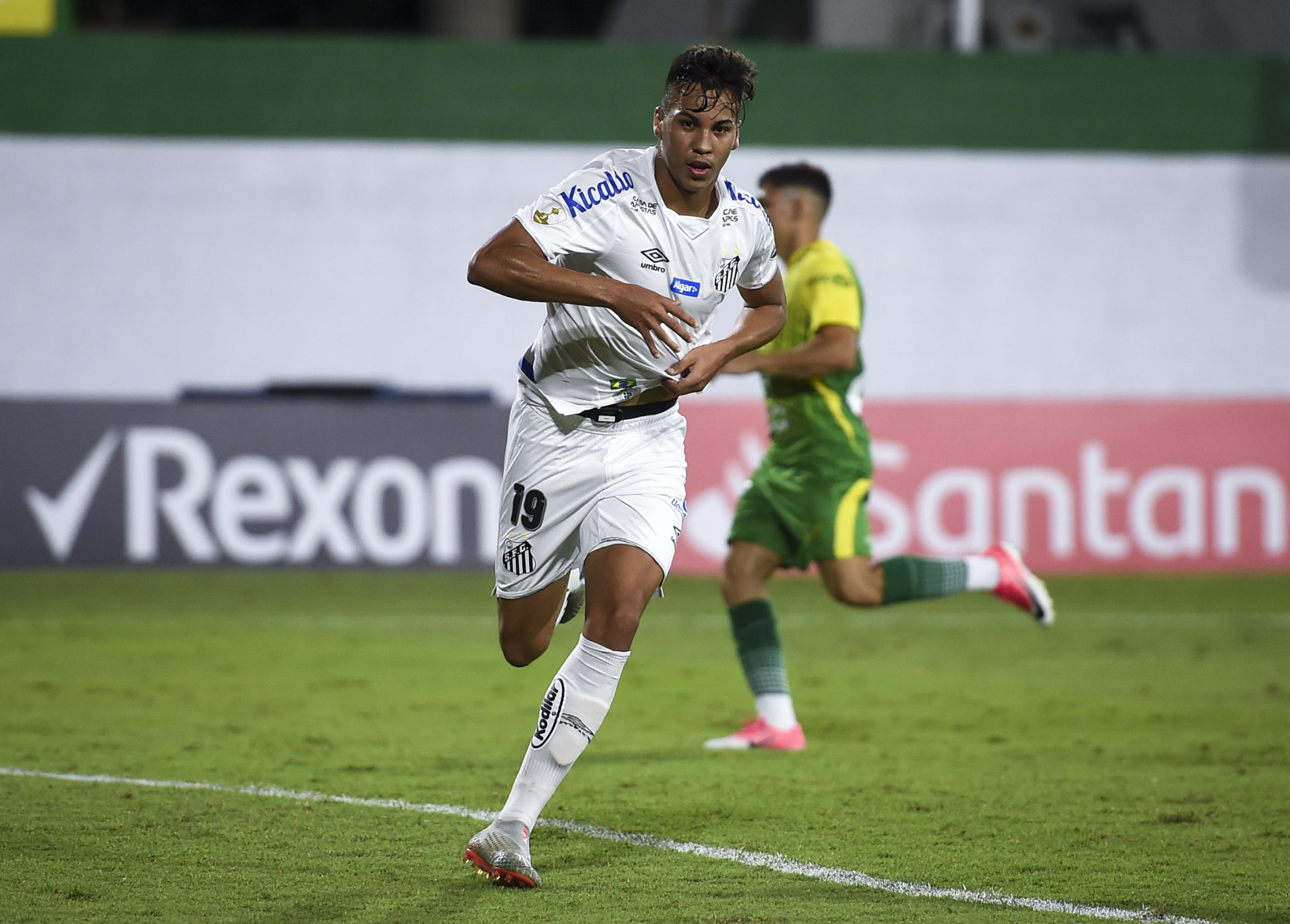 BUENOS AIRES, ARGENTINA - MARCH 03: Kaio Jorge of Santos celebrates after scoring the second goal of his team during a Group G match between Defensa y Justicia and Santos as part of Copa CONMEBOL Libertadores 2020 at Estadio Norberto Tomaghello on March 3, 2020 in Buenos Aires, Argentina. (Photo by Marcelo Endelli/Getty Images)