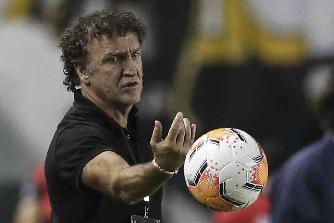 Brazil's Santos head coach Cuca gestures during a closed-door Copa Libertadores group phase football match against Paraguay's Olimpia at the Vila Belmiro stadium in Santos, Brazil, on September 15, 2020, amid the COVID-19 novel coronavirus pandemic. (Photo by GUILHERME DIONIZIO / POOL / AFP) (Photo by GUILHERME DIONIZIO/POOL/AFP via Getty Images)