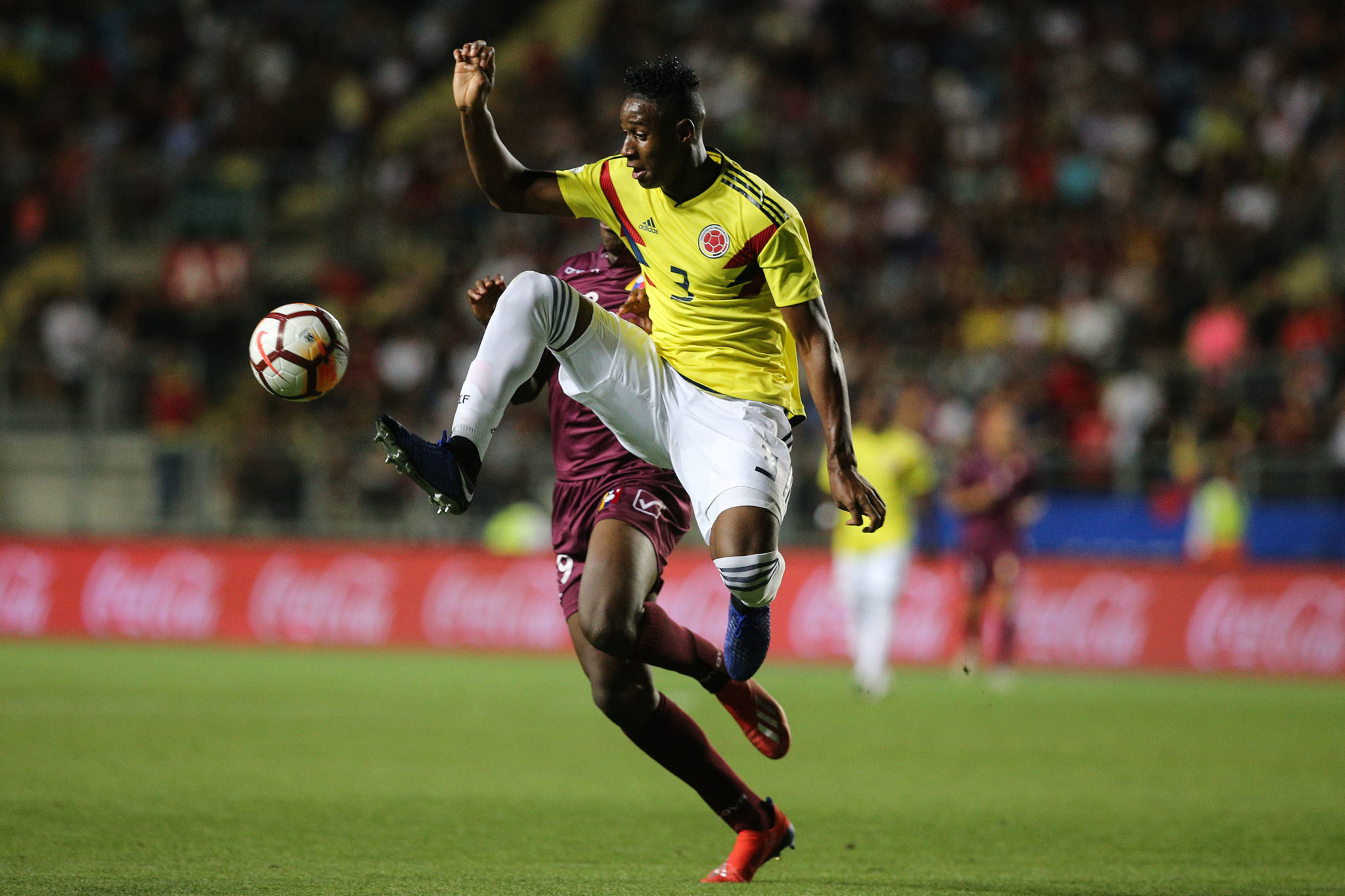 Venezuela's Jan Hurtado (back) vies for the ball with Colombia's Andres Reyes, during their South American U-20 football match at El Teniente stadium in Rancagua, Chile on February 7, 2019. (Photo by CLAUDIO REYES / AFP)        (Photo credit should read CLAUDIO REYES/AFP via Getty Images)