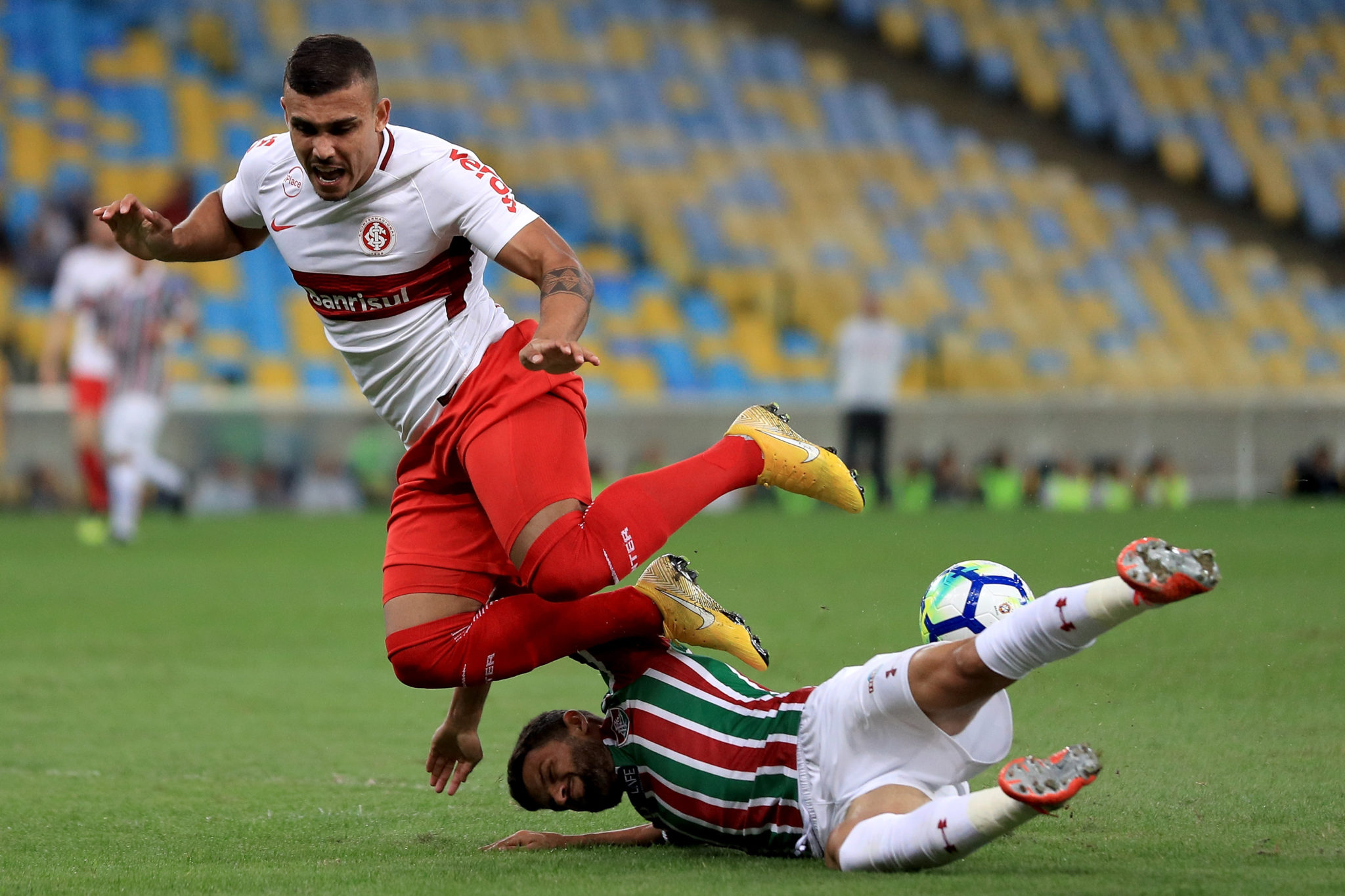 RIO DE JANEIRO, BRAZIL - AUGUST 13: Jadson (B) of Fluminense struggles for the ball with William Pottker of Internacional during a match between Fluminense and Internacional as part of Brasileirao Series A 2018 at Maracana Stadium on August 13, 2018 in Rio de Janeiro, Brazil. (Photo by Buda Mendes/Getty Images)