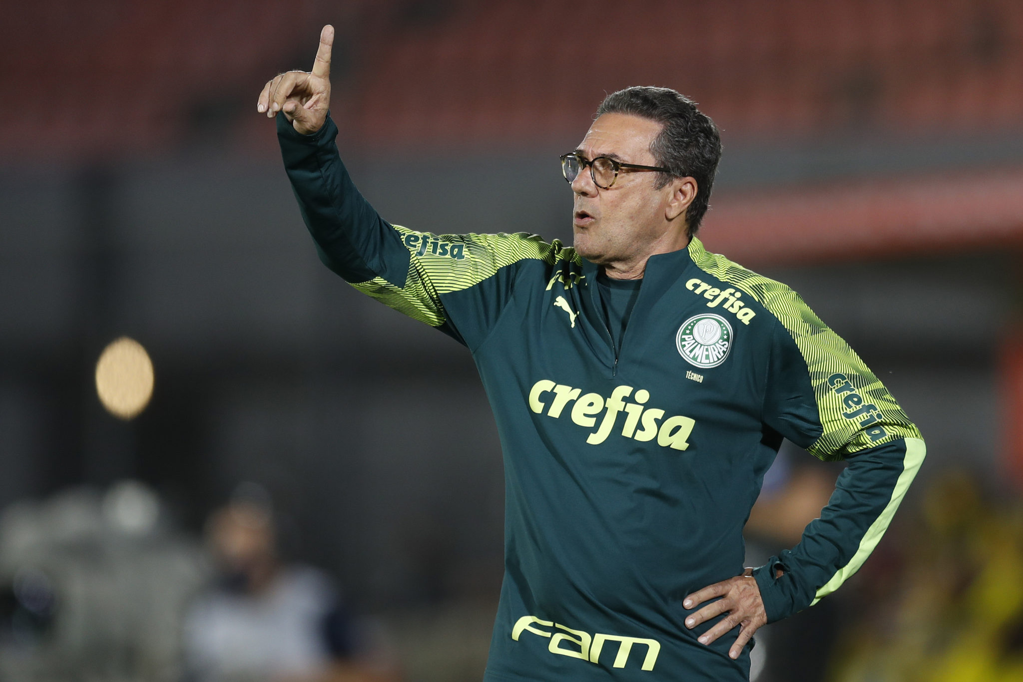 ASUNCION, PARAGUAY - SEPTEMBER 23: Vanderlei Luxemburgo head coach of Palmeiras gestures during a group B match of Copa CONMEBOL Libertadores between Guarani and Palmeiras at Defensores del Chaco Stadium on September 23, 2020 in Asuncion, Paraguay. (Photo by Jorge Saenz - Pool/Getty Images)