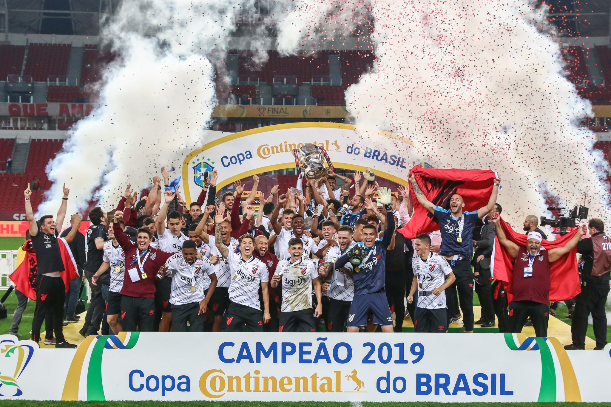 PORTO ALEGRE, BRAZIL - SEPTEMBER 18: Players of Athletico PR celebrate with the trophy after a match between Internacional and Athletico PR as part of Copa do Brasil Final, at Beira-Rio Stadium on September 18, 2019 in Porto Alegre, Brazil. (Photo by Lucas Uebel/Getty Images)