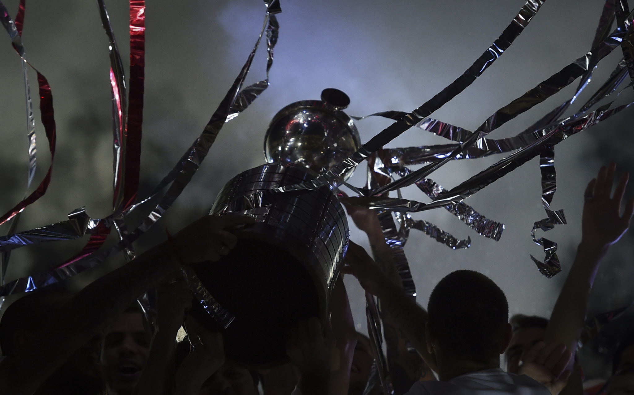 BUENOS AIRES, ARGENTINA - DECEMBER 23: Players of River Plate lift the Copa CONMEBOL Libertadores trophy during the celebrations at Antonio Vespucio Liberti Stadium after winning the Copa CONMEBOL Libertadores Final against Boca Juniors on December 23, 2018 in Buenos Aires, Argentina.  (Photo by Marcelo Endelli/Getty Images)