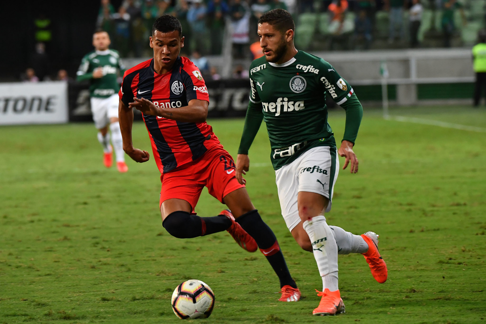 Ze Rafael (R) of Brazil's Palmeiras, vies for the ball with Marcelo Herrera (L) of Argentina's San Lorenzo, during their 2019 Copa Libertadores football match held at Allianz Parque stadium, in Sao Paulo, Brazil, on May 8, 2019. (Photo by NELSON ALMEIDA / AFP)        (Photo credit should read NELSON ALMEIDA/AFP via Getty Images)