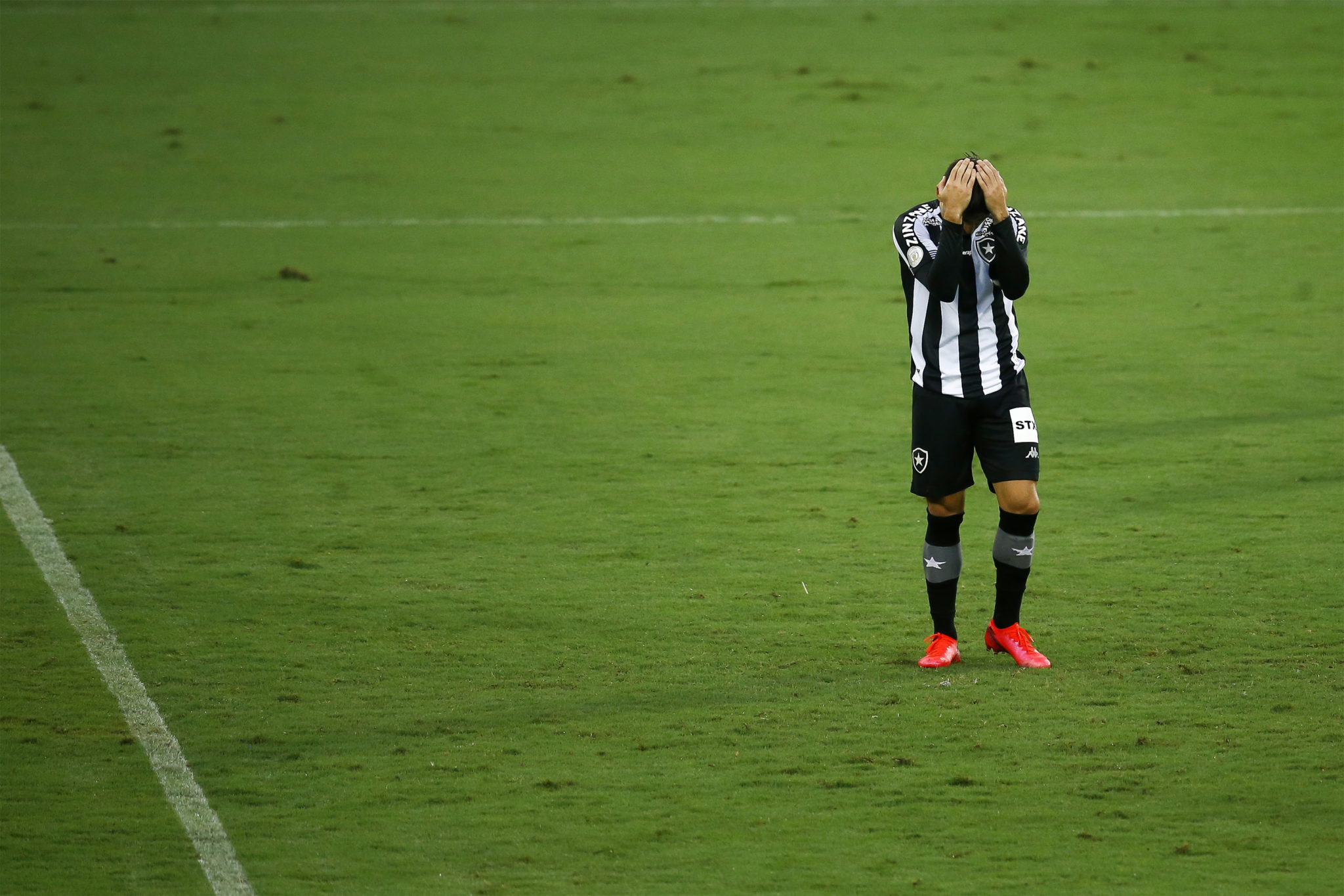 RIO DE JANEIRO, BRAZIL - OCTOBER 31: Victor Luis of Botafogo reacts after missing a penalty kick during the match between Botafogo and Ceara as part of the Brasileirao Series A at Engenhao Stadium on October 31, 2020 in Rio de Janeiro, Brazil. (Photo by Bruna Prado/Getty Images)