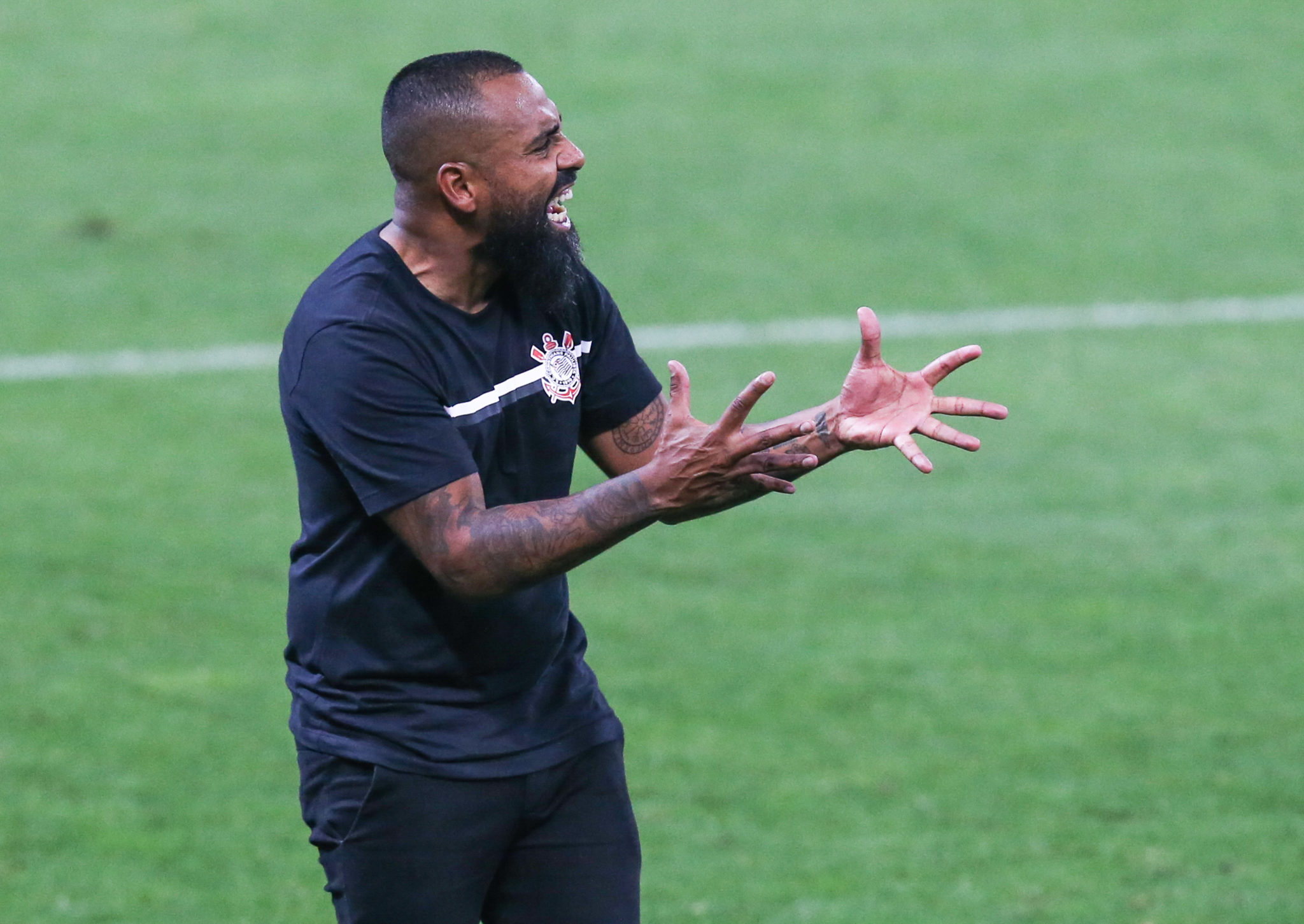 SAO PAULO, BRAZIL - SEPTEMBER 16: Dyego Coelho, head coach of Corinthians reacts during the match against Bahia as part of Brasileirao Series A 2020 at Neo Quimica Arena on September 16, 2020 in Sao Paulo, Brazil. The match is played behind closed doors and with precautionary measures against the spread of coronavirus (COVID-19). (Photo by Alexandre Schneider/Getty Images)