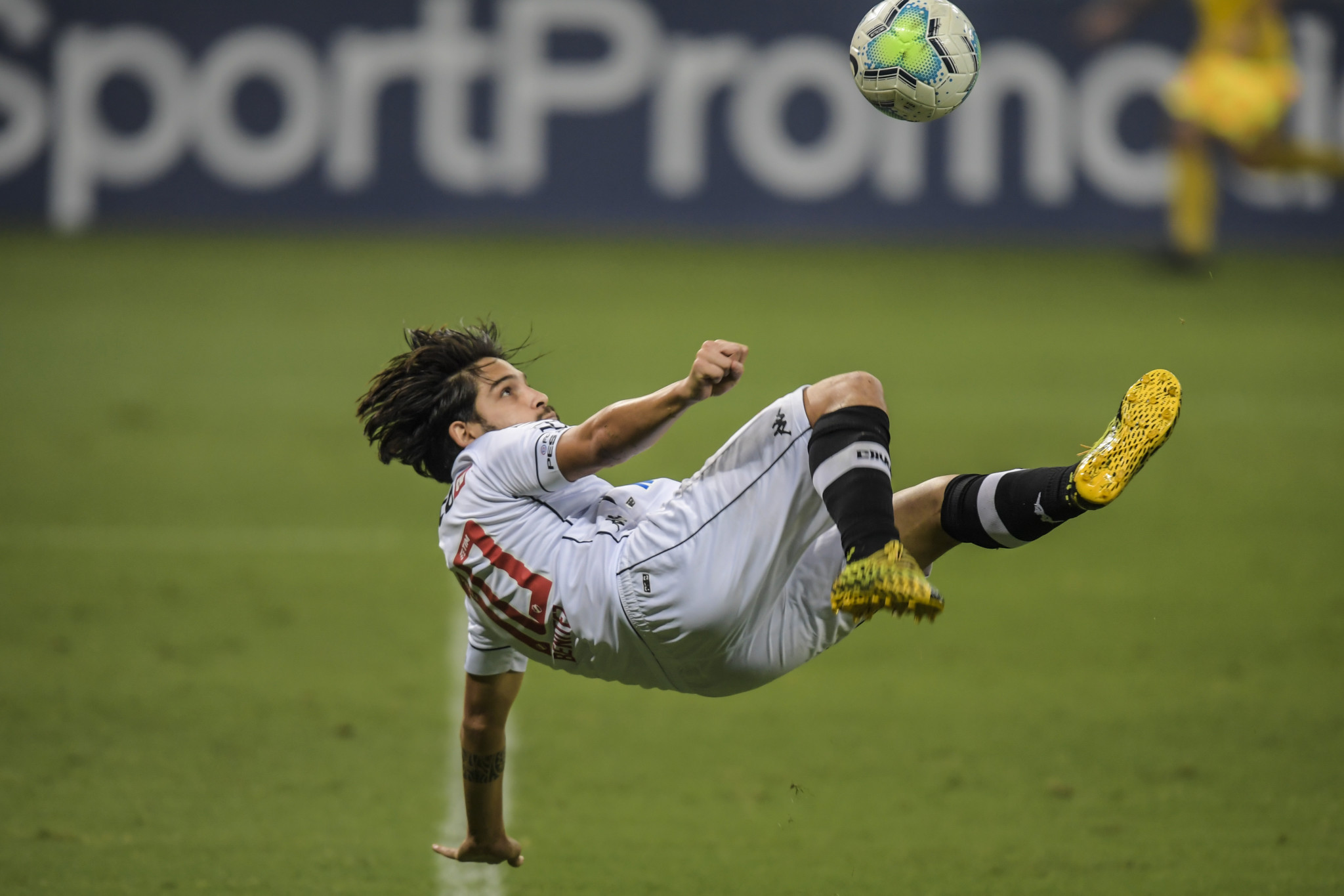 BELO HORIZONTE, BRAZIL - OCTOBER 04: Benitez #10 of Vasco da Gama kicks the ball to score a goal during a match between Atletico MG and Vasco da Gama as part of Brasileirao Series A 2020 at Mineirao Stadium on October 04, 2020 in Belo Horizonte, Brazil. The match is played behind closed doors and with precautionary measures against the spread of coronavirus (COVID-19).  (Photo by Pedro Vilela/Getty Images)