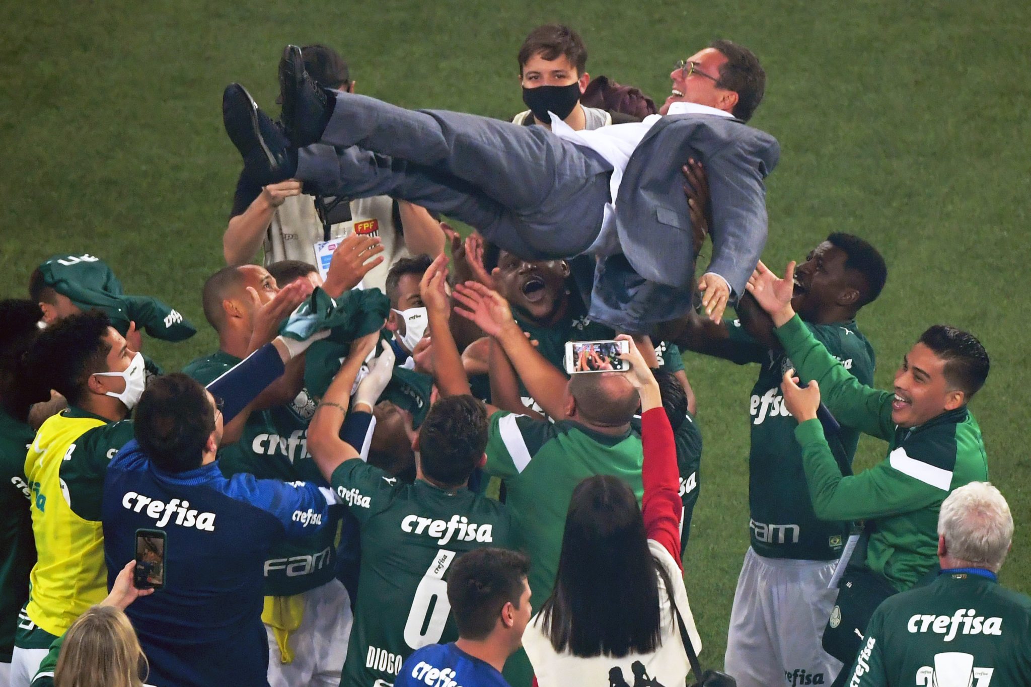 Players of Palmeiras throw coach Vanderlei Luxemburgo in the air after winning the Paulista championship final football match against Corinthians at the Allianz Parque stadium, in Sao Paulo, Brazil, on August 8, 2020, amid the COVID-19 novel coronavirus pandemic. (Photo by Nelson ALMEIDA / AFP) (Photo by NELSON ALMEIDA/AFP via Getty Images)