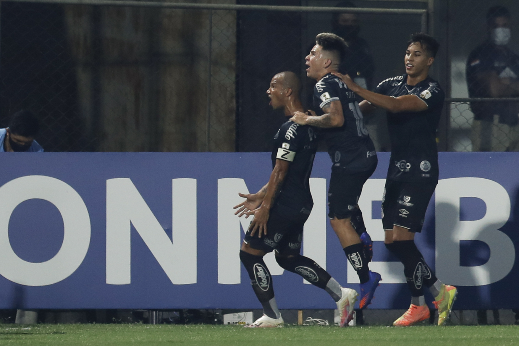 Brazil's Santos midfielder, Uruguayan Carlos Sanchez (L) celebrates after scoring against Paraguay's Olimpia during their closed-door Copa Libertadores group phase football match at the Manuel Ferreira Stadium in Asuncion, on October 1, 2020, amid the COVID-19 novel coronavirus pandemic. (Photo by Jorge SAENZ / POOL / AFP) (Photo by JORGE SAENZ/POOL/AFP via Getty Images)