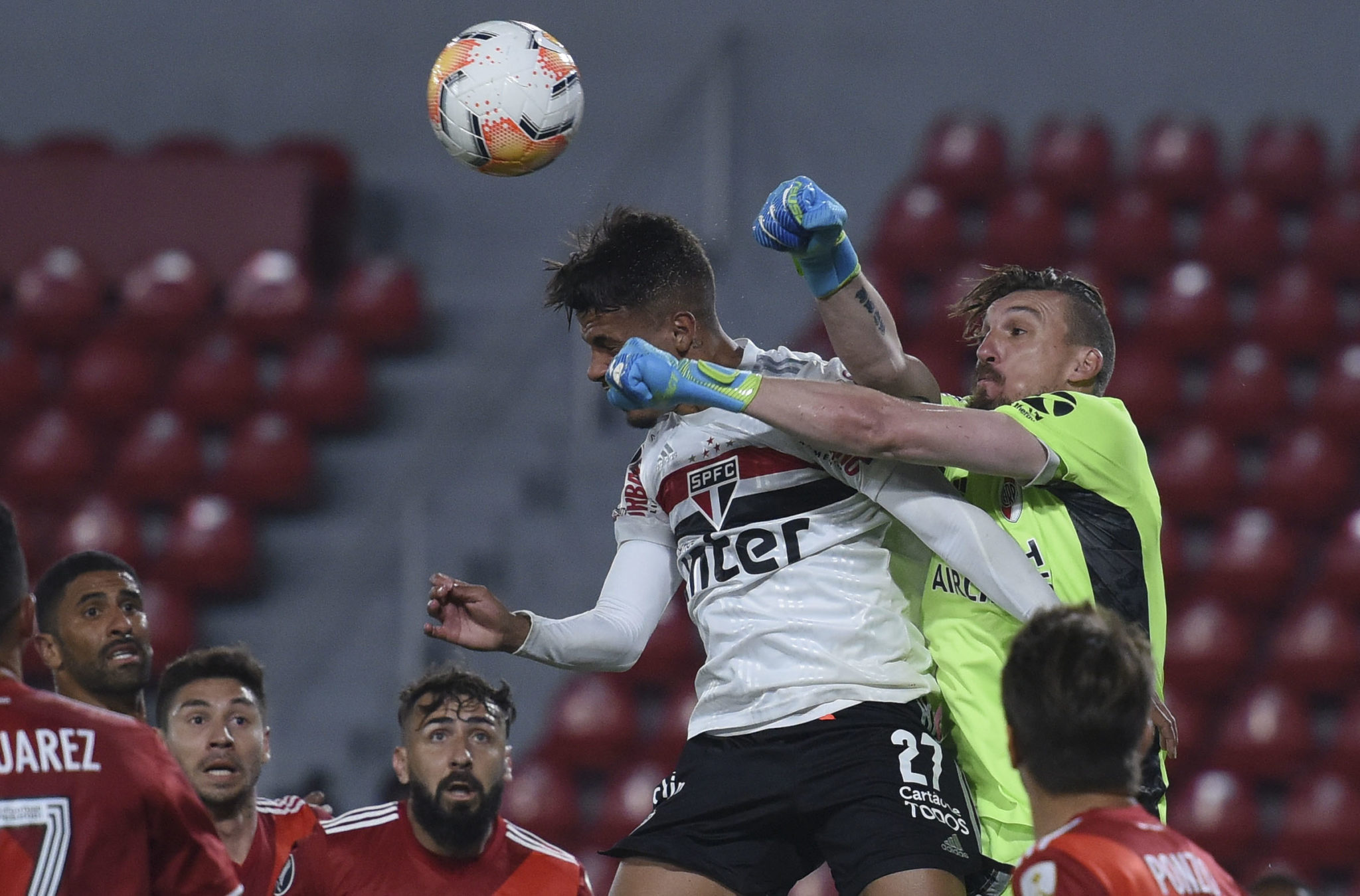 Brazil's Sao Paulo defender Diego Costa and Argentina's River Plate goalkeeper Franco Armani vie for the ball during their closed-door Copa Libertadores group phase football match at the Libertadores de America (Monumental) Stadium in Avellaneda, Buenos Aires, Argentina, on September 30, 2020, amid the COVID-19 novel coronavirus pandemic. (Photo by Marcelo Endelli / POOL / AFP) (Photo by MARCELO ENDELLI/POOL/AFP via Getty Images)
