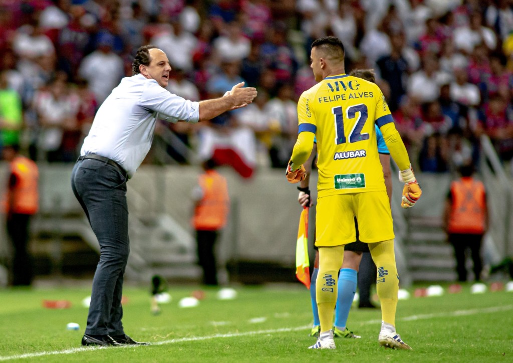 Brazil's Fortaleza coach Rogerio Ceni talks to his goalkeeper Felipe Alves during their Copa Sudamericana football match against Argentinia's Independiente at the Governador Placido Castelo arena in Fortaleza, Brazil, on February 27, 2020 (Photo by STEPHAN EILERT / AFP) (Photo by STEPHAN EILERT/AFP via Getty Images)