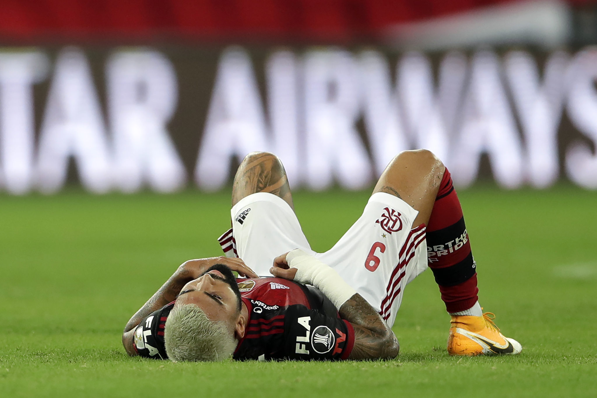 RIO DE JANEIRO, BRAZIL - SEPTEMBER 30: Gabriel Barbosa of Flamengo  reacts after suffering and injury during a Copa Libertadores 2020 Group A match between Flamengo and Independiente del Valle at Maracana Stadium on September 30, 2020 in Rio de Janeiro, Brazil.  All games of the tournament are played behind closed doors to avoid spread of COVID-19. (Photo by SIlvia Izquierdo-Pool/Getty Images)
