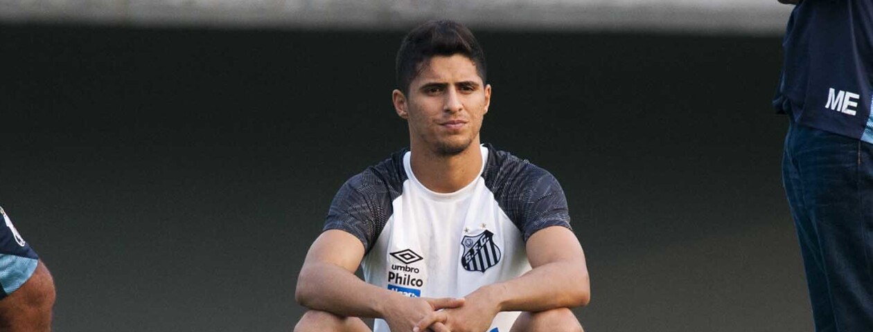 Santos trava negociação para renovar com o lateral-direito Daniel Guedes e coloca jogador para treinar separado do plantel.
