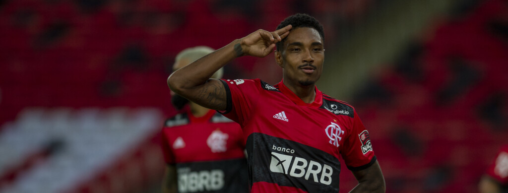 Flamengo e Vitinho estudam possibilidade de renovação de contrato do meia-atacante.
