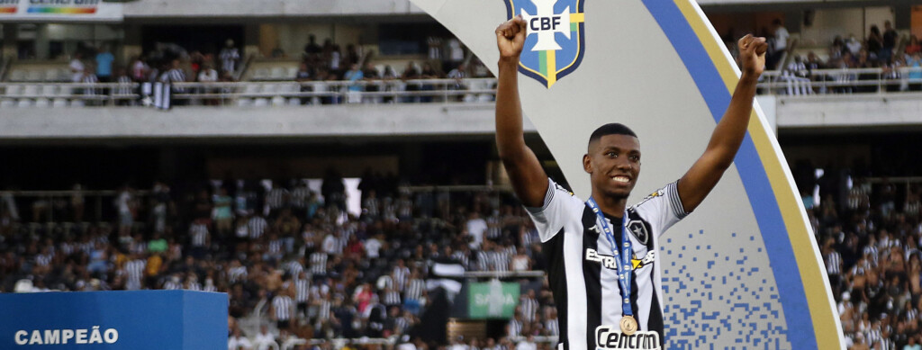 Zagueiro Kanu, do Botafogo, erguendo a taça da Série B 2021