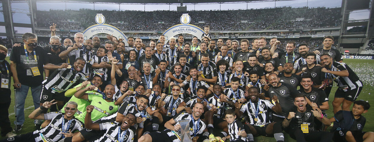 Após investimento de R$ 50 milhões feitos por John Textor, Botafogo consegue quitar salários atrasados de atletas, comissão técnica e demais servidores.