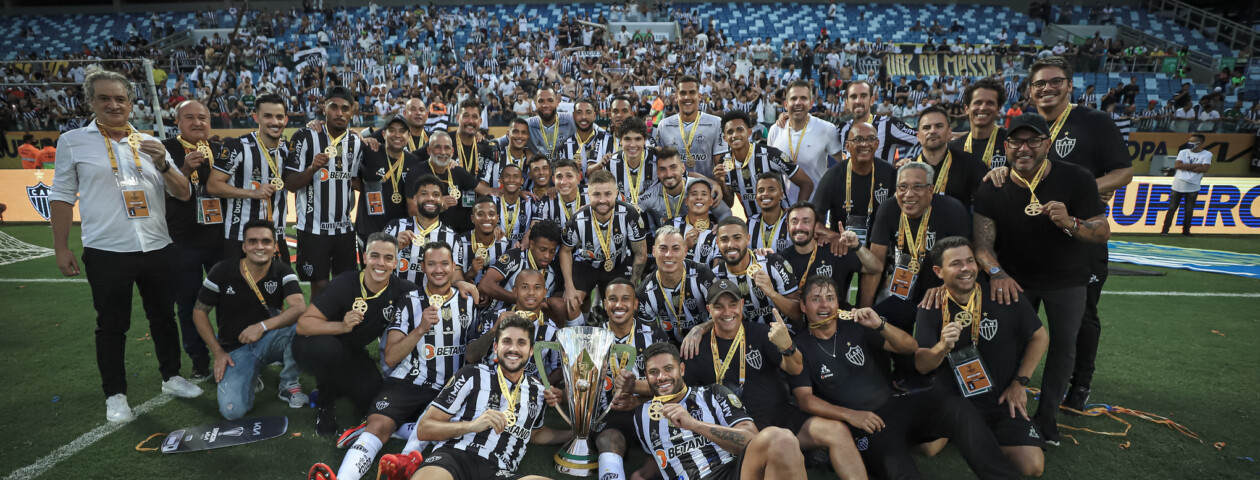 Com o placar de 2x2 no tempo normal, Flamengo e Atlético-MG levaram a disputa da Supercopa do Brasil para os pênaltis. Em dia iluminado, Everson defendeu três pênaltis e deu o título para o Galo após a disputa acabar em 8x7.