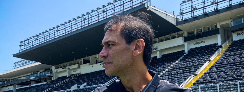Em solo brasileiro, Fabián bustos conhece a Vila Belmiro e assina contrato com o Santos por duas temporadas.