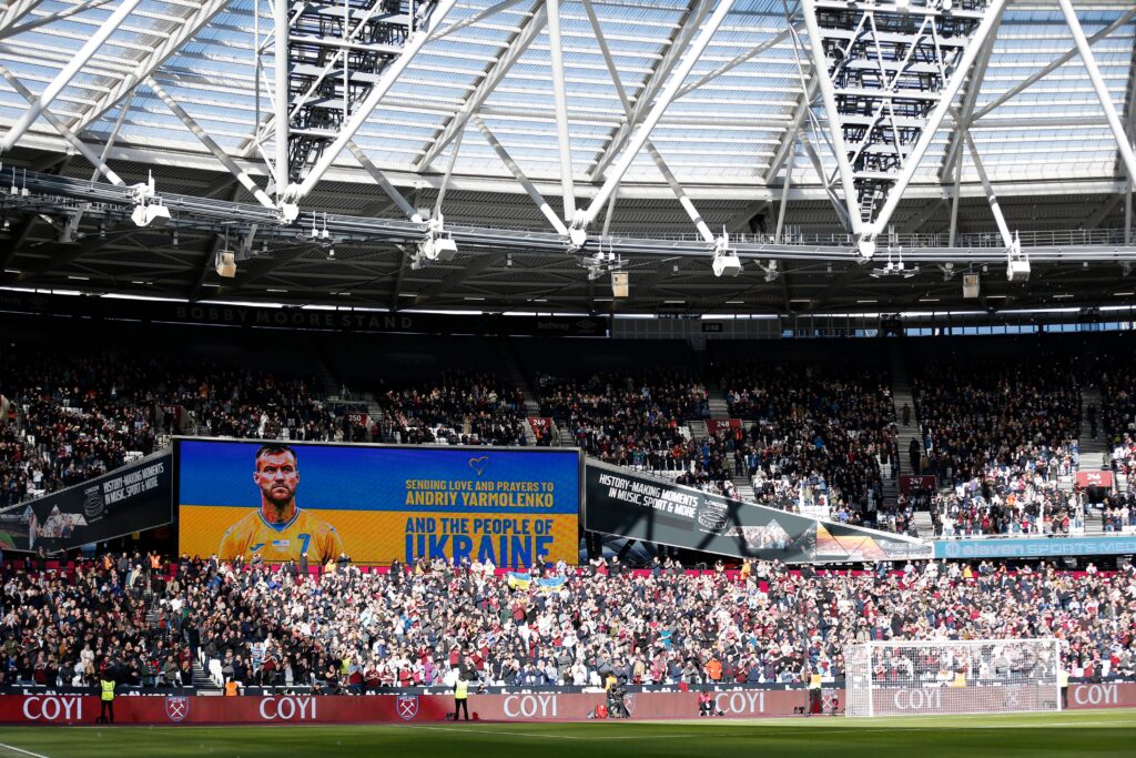 Torcida do West Ham, na Premier League, apoiando o jogador ucraniano Yarmolenko Foto: IAN KINGTON/AFP via Getty Images)