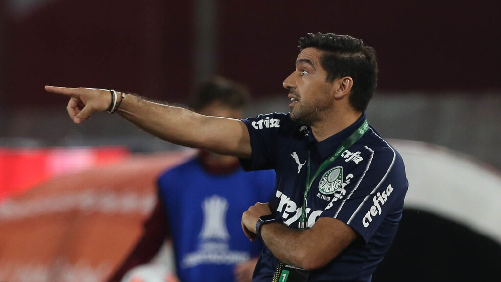 Abel Ferreira se tornou o quarto treinador com mais títulos pelo Palmeiras após vencer a Recopa Sul-Americana diante do Athletico-PR