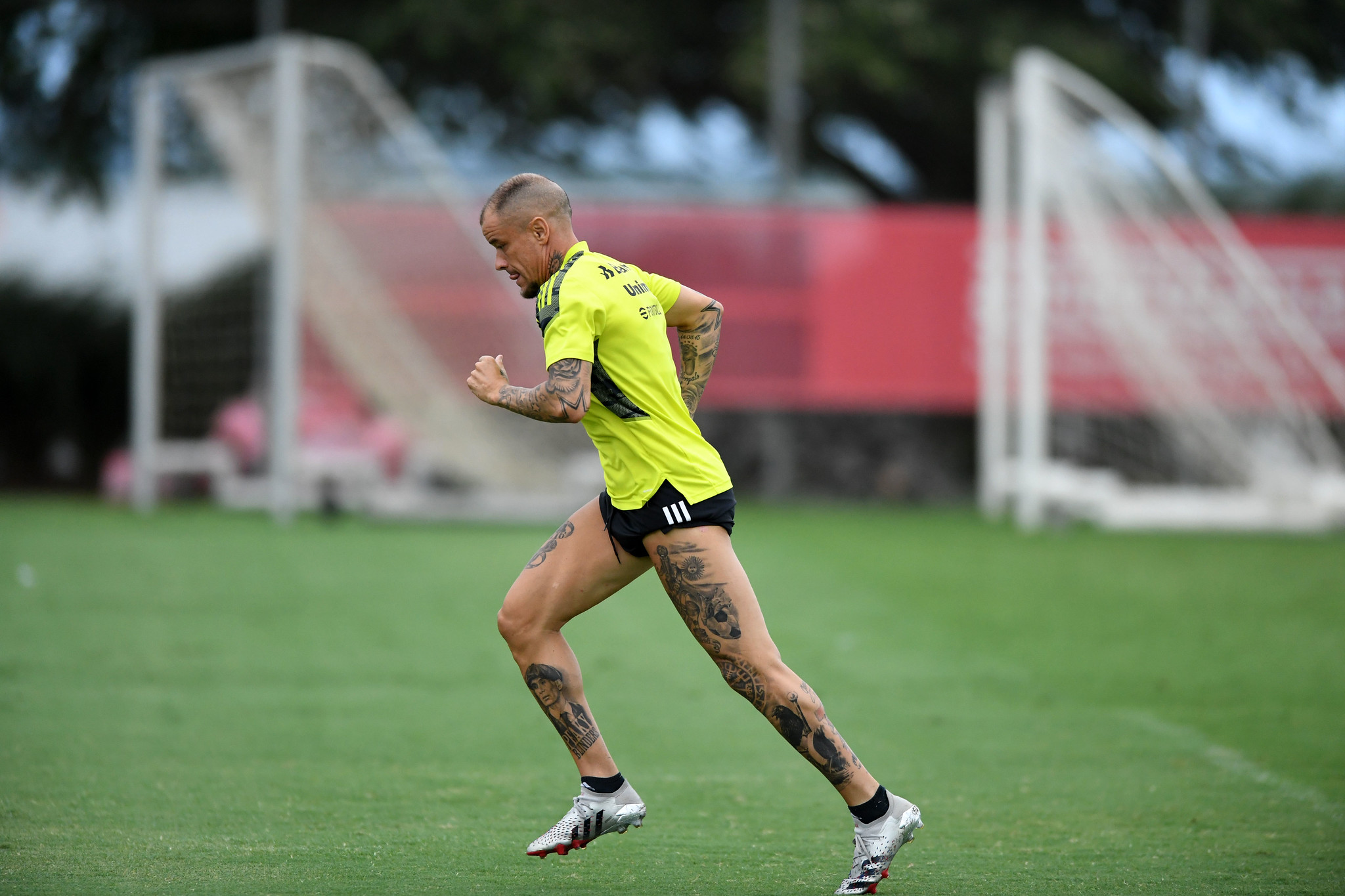 Taison é ausência em treino do Internacional e desfalca contra o Globo-RN, na Copa do Brasil