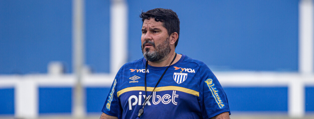 Comandando o Avaí, Eduardo Barroca soma duas eliminações na Copa do Brasil e Campeonato Catarinense, além de conquistar apenas 37,5% dos pontos disputados.