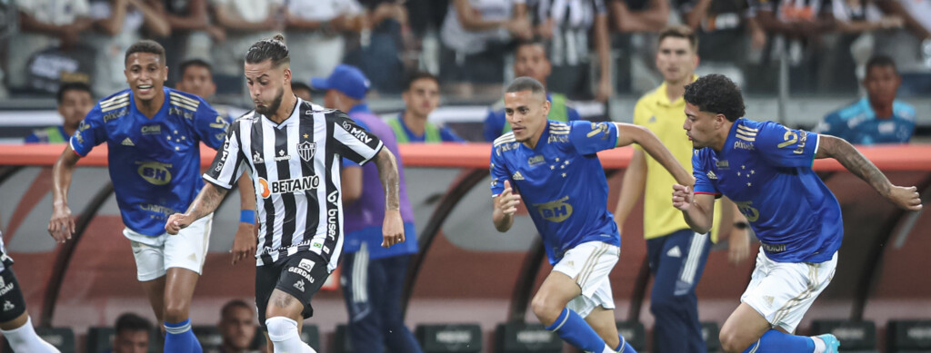Nas últimas dez decisões do Campeonato Mineiro entre Atlético-MG e Cruzeiro, o Galo venceu apenas quatro confrontos e viu seu rival erguer a taça seis vezes.