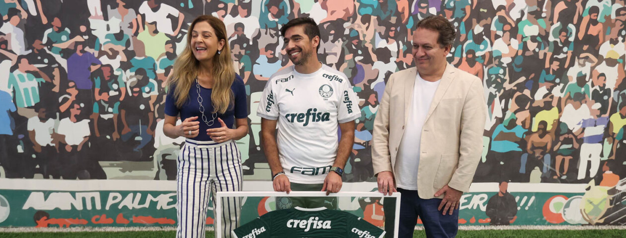 Em menção ao trabalho apresentado, Abel Ferreira recebe um manto personalizado por seus 100 jogos sob o comando do Palmeiras.