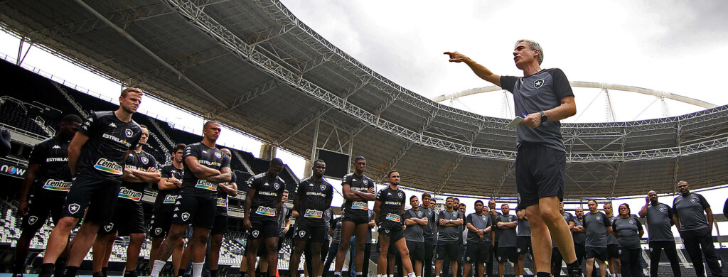 Luís Castro chega ao Botafogo dispensando jogadores do time principal do Botafogo. O objetivo é criar uma equipe B para atletas pouco utilizados ganharem ritmo de jogo.