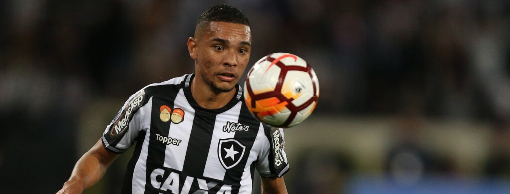 Luíz Castro chega ao Botafogo dispensando jogadores do plantel principal e Luiz Fernando pode ser uma das baixas. Assim, o Atlético-GO sinalizou o interesse no atacante.