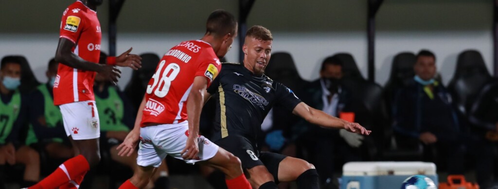 Com dívida no valor de 1 milhão de euros junto ao Portimonense, Botafogo vê negociação com Lucas Fernandes brecar, mas clube carioca estuda métodos de quitação.