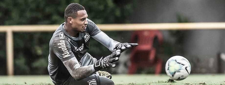 Após retornar aos planos do Santos, goleiro John volta a sentir dores no joelho direito e será desfalque no time do Peixe para futuras avaliações.