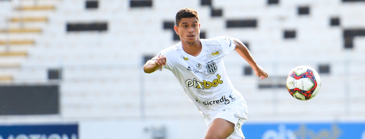 Pensando na estreia do Campeonato Brasileiro Série A 2022, o Avaí negocia a contratação do lateral-direito Kevin, ex-Botafogo.